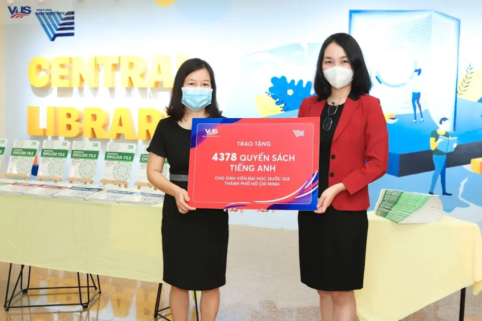 VUS trao tặng 4.378 sách tiếng Anh choThư viện ĐHQG TP HCM