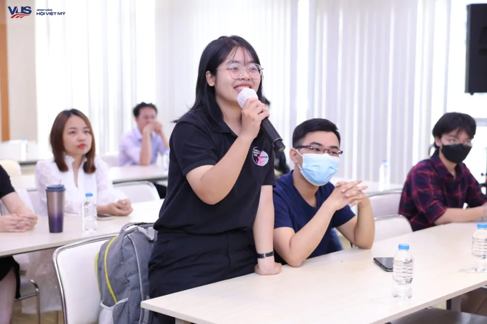 Học cách làm chủ cảm xúc tại sự kiện tiếng Anh V-Club