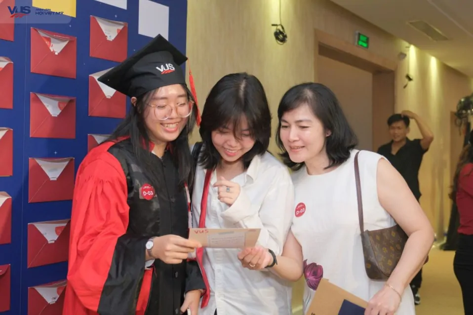 VUS vinh danh 1.710 học viên đạt chứng chỉ quốc tế tháng 6