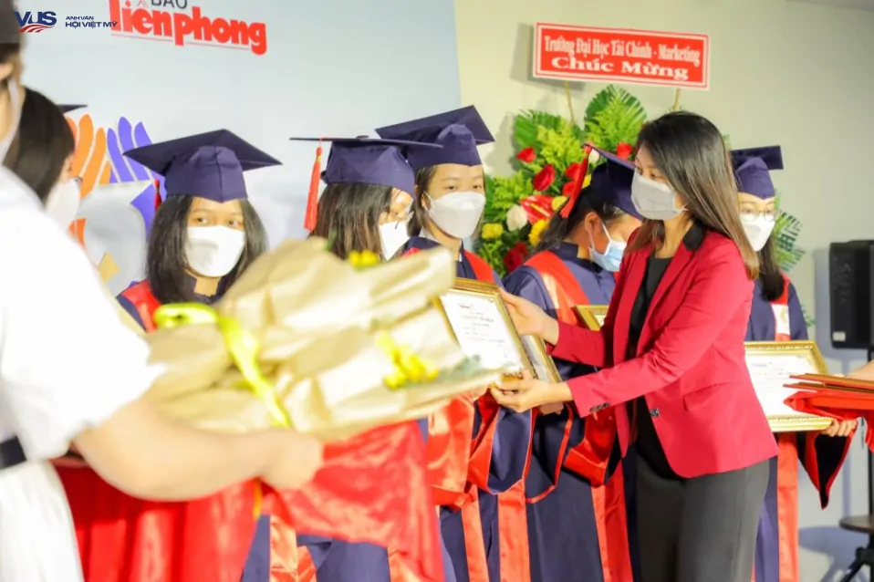 VUS trao 120 suất học bổng chương trình “Nâng bước thủ khoa”