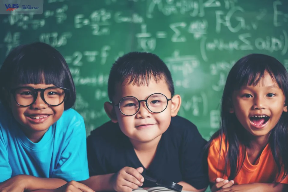 Giáo viên SuperKids hướng dẫn học sinh