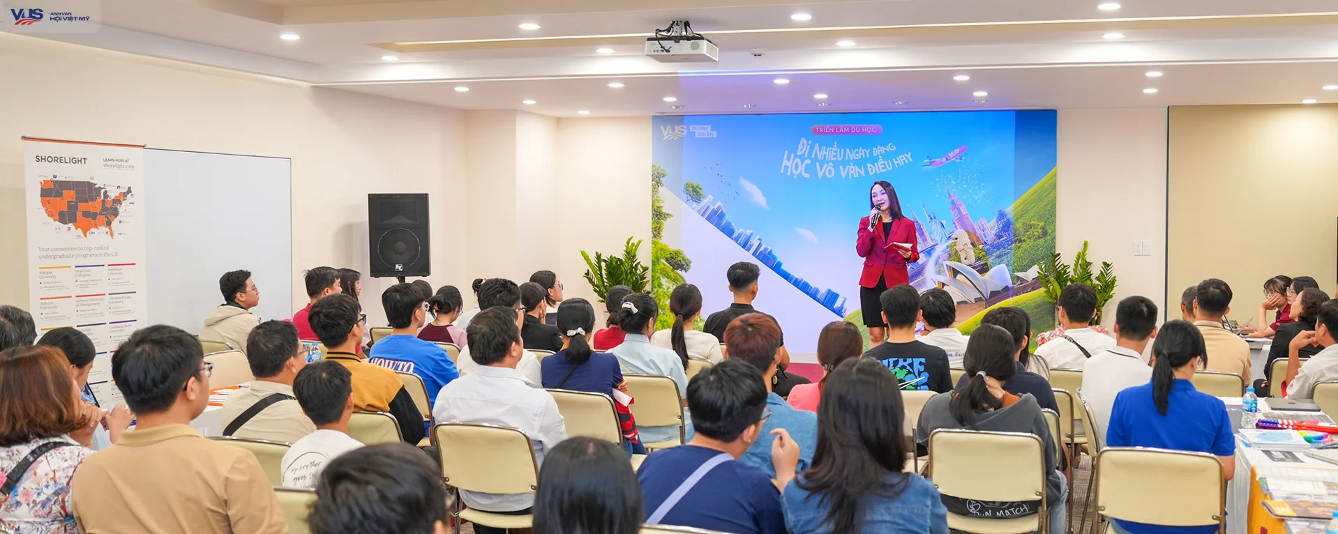 Hàng trăm học sinh & phụ huynh gia nhập đường đua săn học bổng du học đến 100% tại Triển lãm du học tháng 3