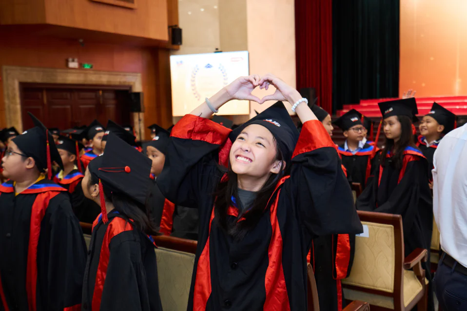 Trẻ em Happy Kids học tiếng Anh qua tương tác