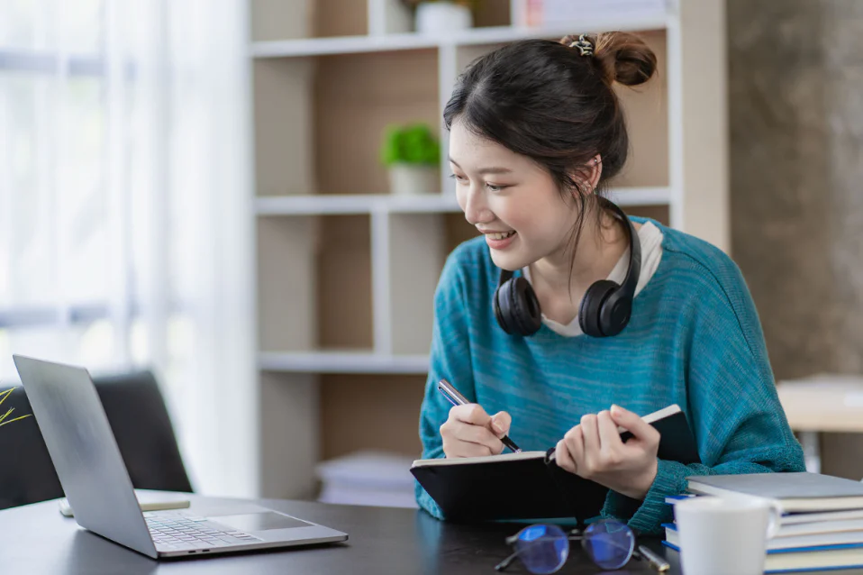 Cấu trúc by the time: Công thức, cách dùng & bài tập chi tiết