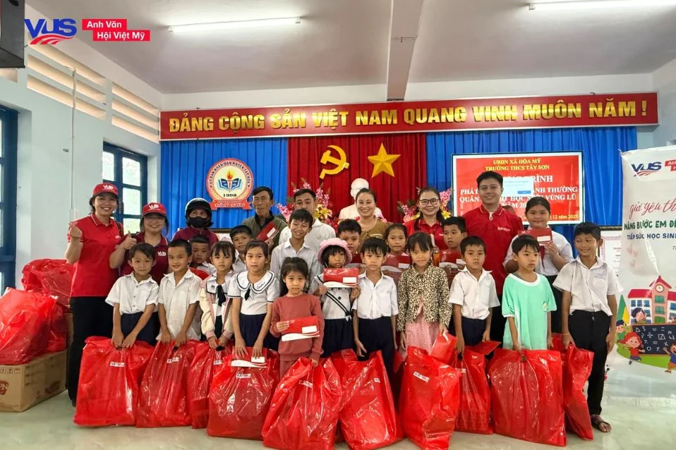 VUS viết tiếp hành trình nhân ái 'Gửi yêu thương - Nâng bước em đến trường'