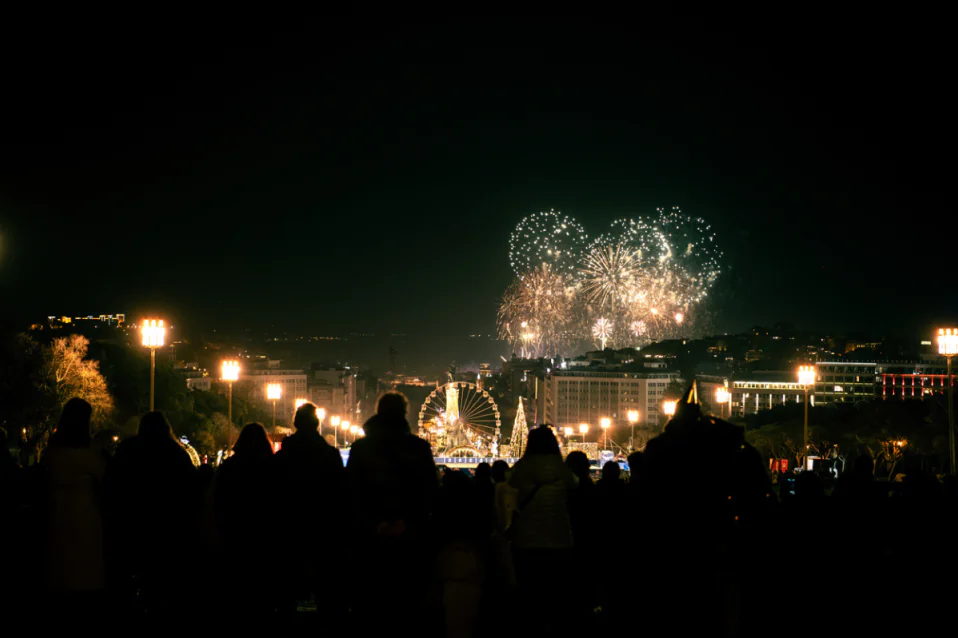 Giao thừa tiếng Anh là gì? New Year's Eve? Cụm từ, đoạn văn đi kèm