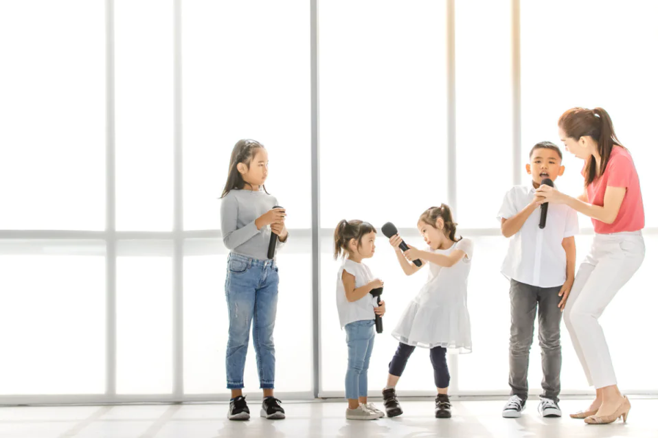 Sưu tầm 12+ bài hát tiếng Anh cho học sinh tiểu học đơn giản, dễ nhớ